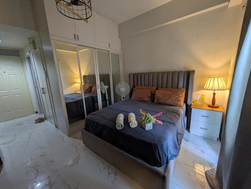Rest and Fly Luxurious Budget Stay with Pool and Gym Hosted by Peter Apartment in Lapu-Lapu City