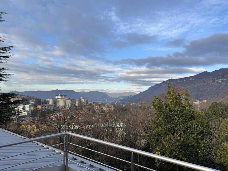 Apt Terrace & Garden near Como Apartment in Como