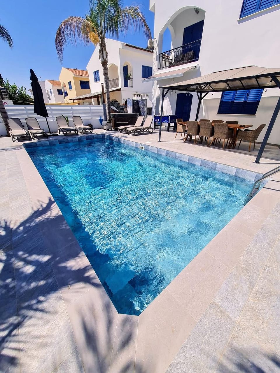 Shower, Property building, Hot Tub, Spa and wellness centre/facilities, Seating area, Swimming pool, sunbed