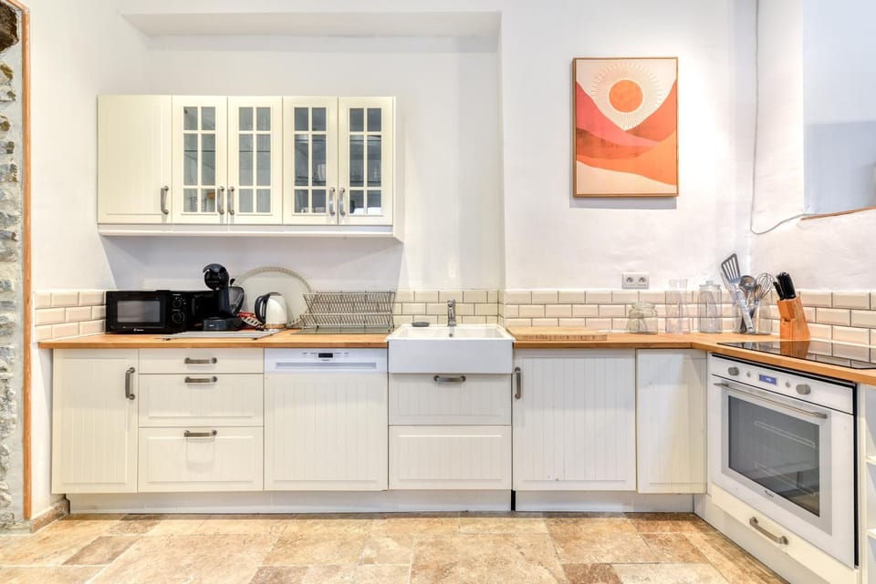 Kitchen or kitchenette, dishwasher, oven, toaster