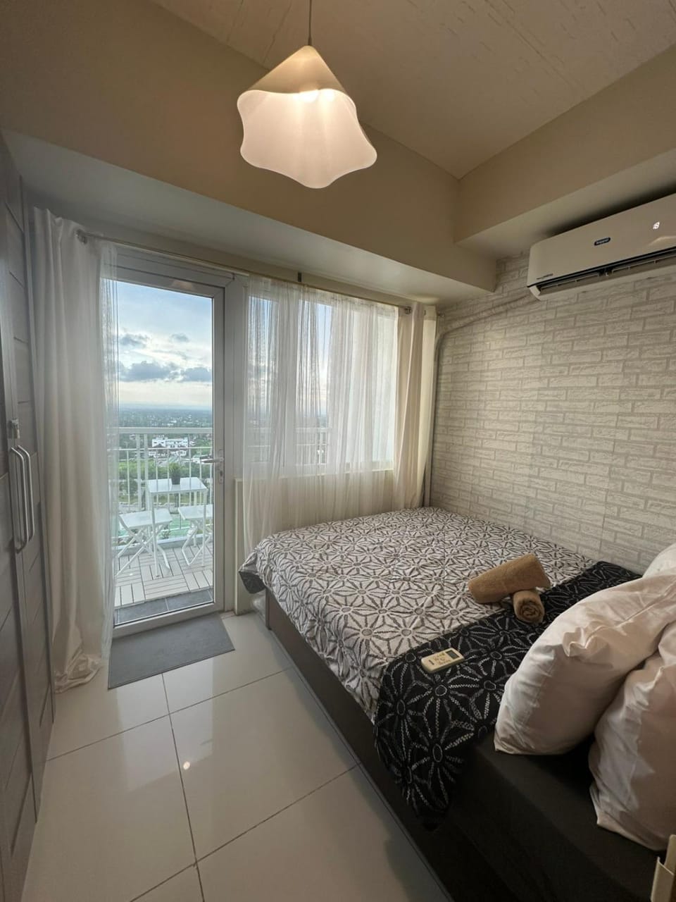 Bed, Bedroom, towels, air conditioner