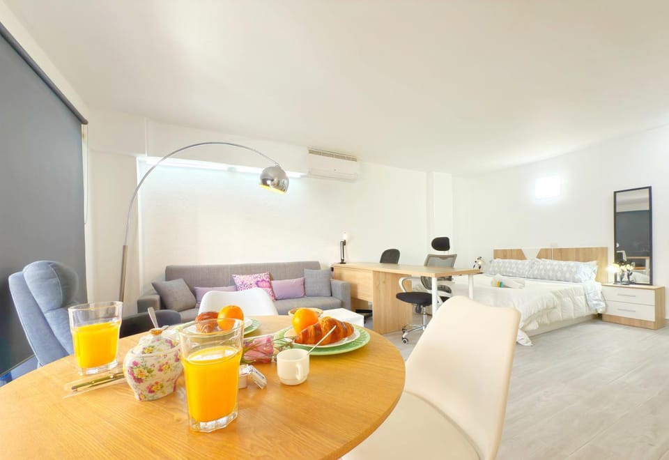 Kitchen or kitchenette, Seating area, Dining area