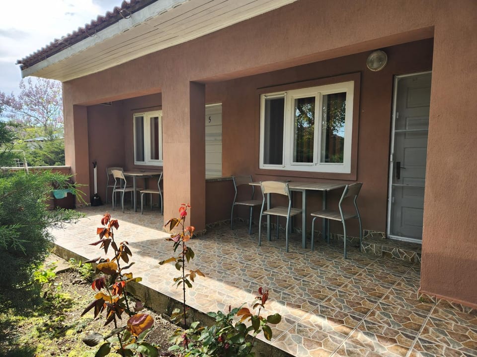 Property building, Patio, Day, Garden, Balcony/Terrace, Dining area