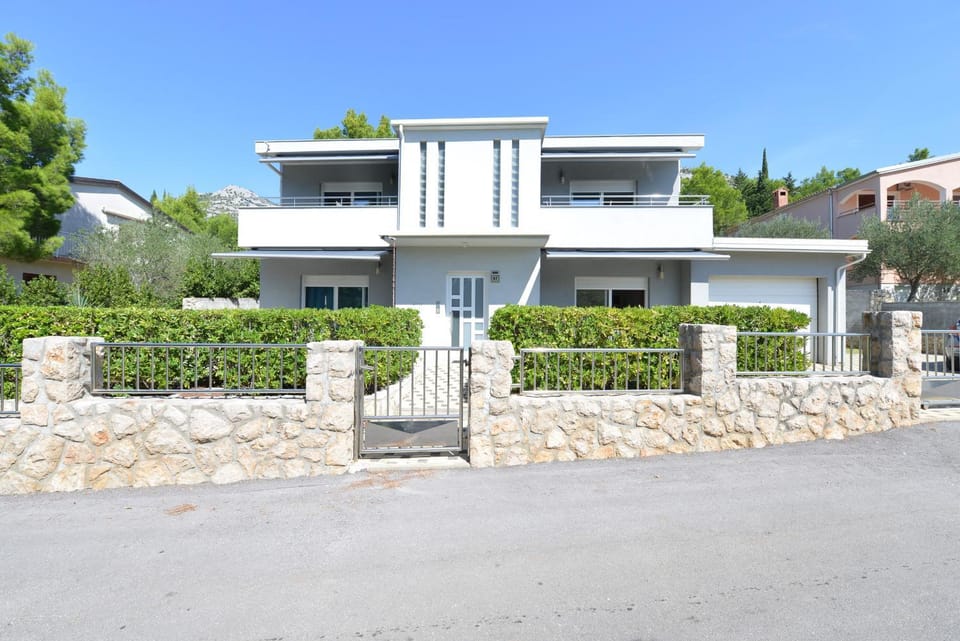 Property building, Facade/entrance, Off site
