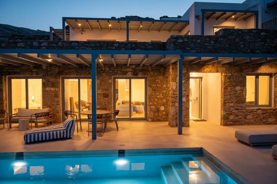 Property building, Patio, Night, Balcony/Terrace, Seating area, Dining area, Swimming pool