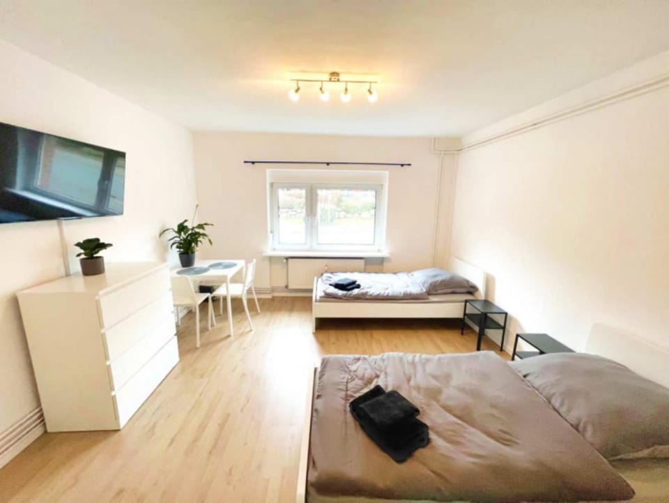 Bed, TV and multimedia, Photo of the whole room, Seating area, Bedroom