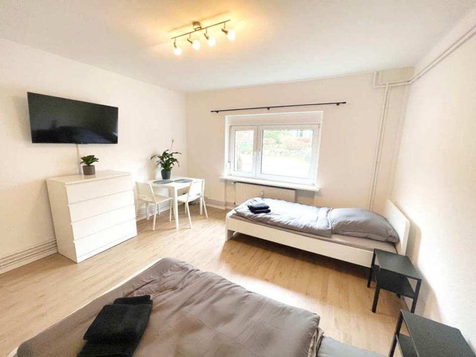 Bed, TV and multimedia, Photo of the whole room, Bedroom, towels