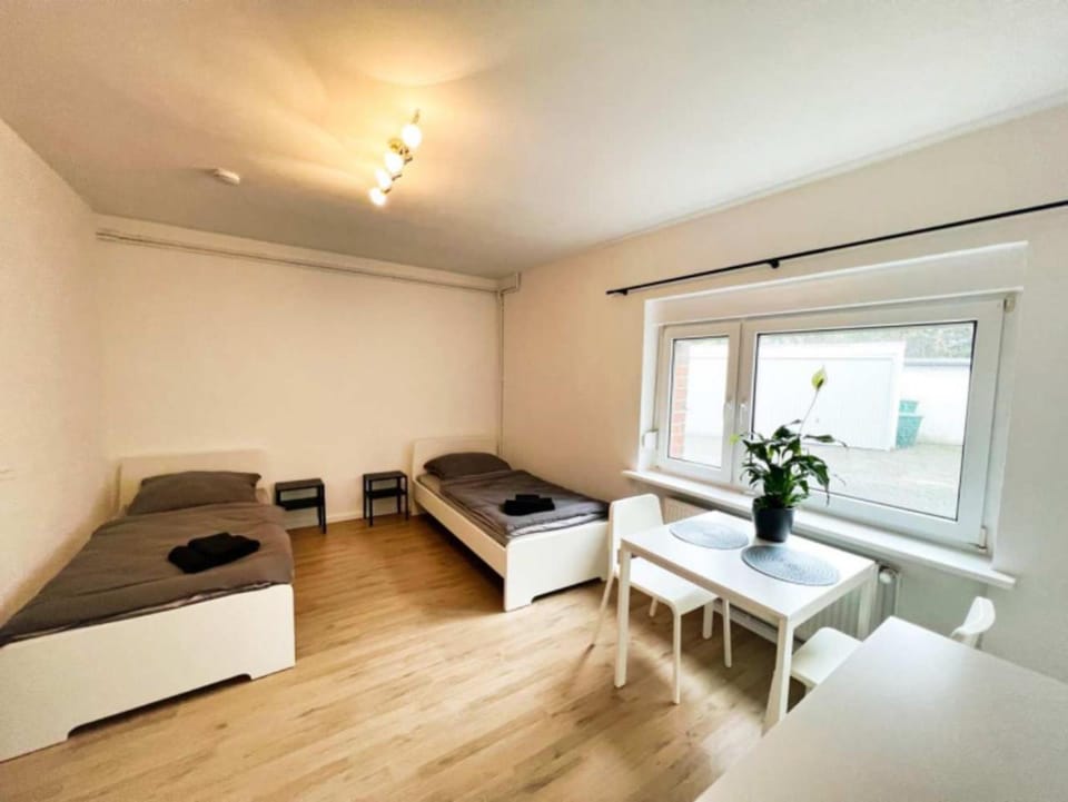 Bed, Photo of the whole room, Seating area, Dining area, Bedroom