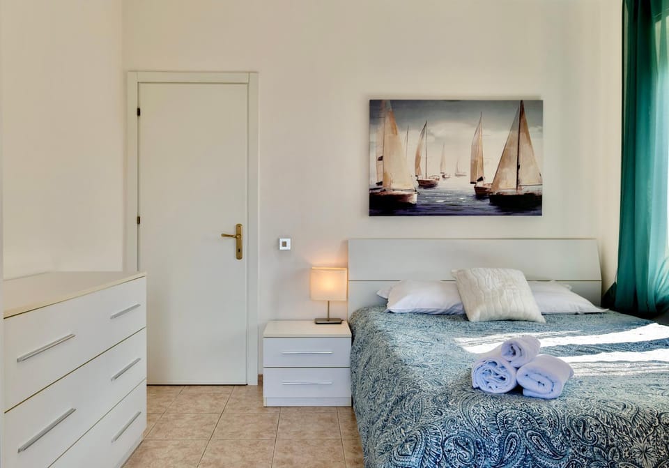 Bed, Photo of the whole room, Bedroom, towels, wardrobe