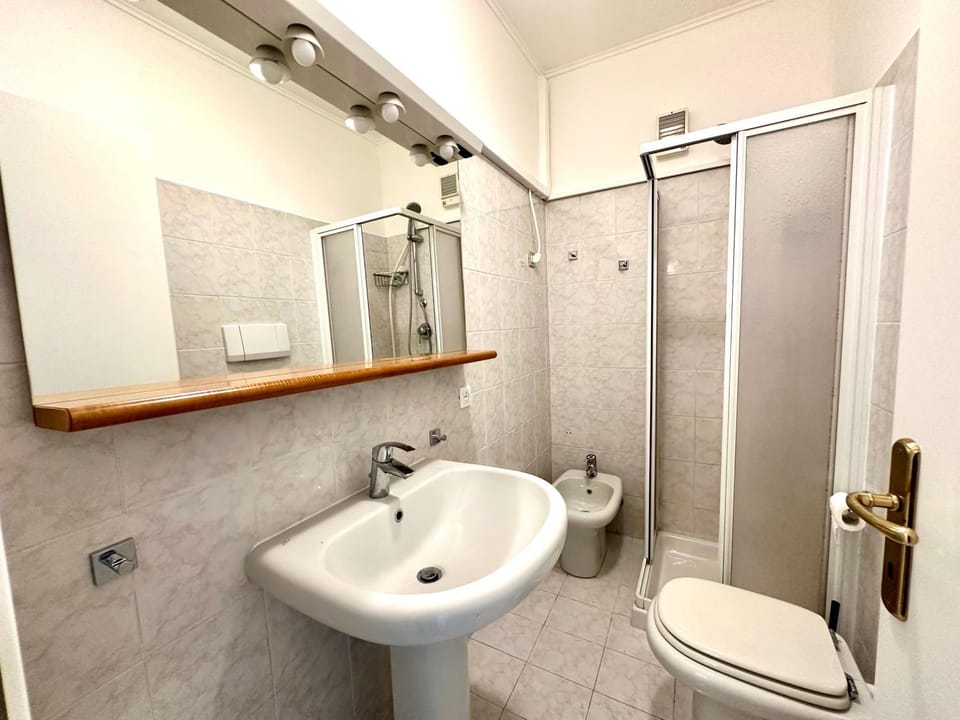 Shower, Toilet, bidet