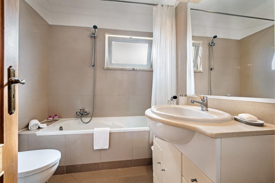 Toilet, Bathroom, Bath, towels