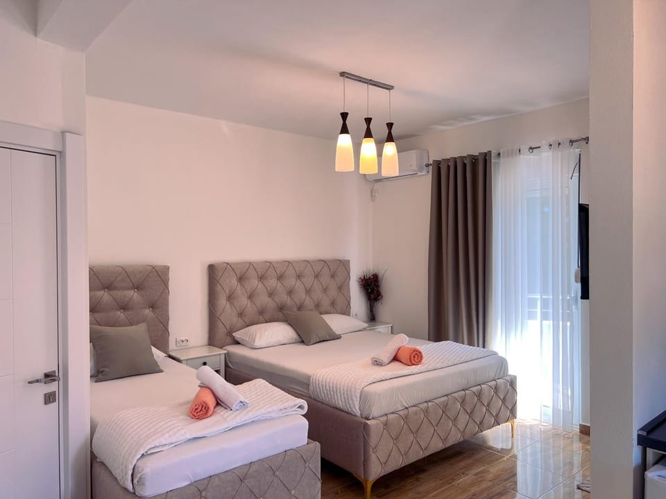 Bed, Balcony/Terrace, Photo of the whole room, Bedroom, Quiet street view, towels, air conditioner