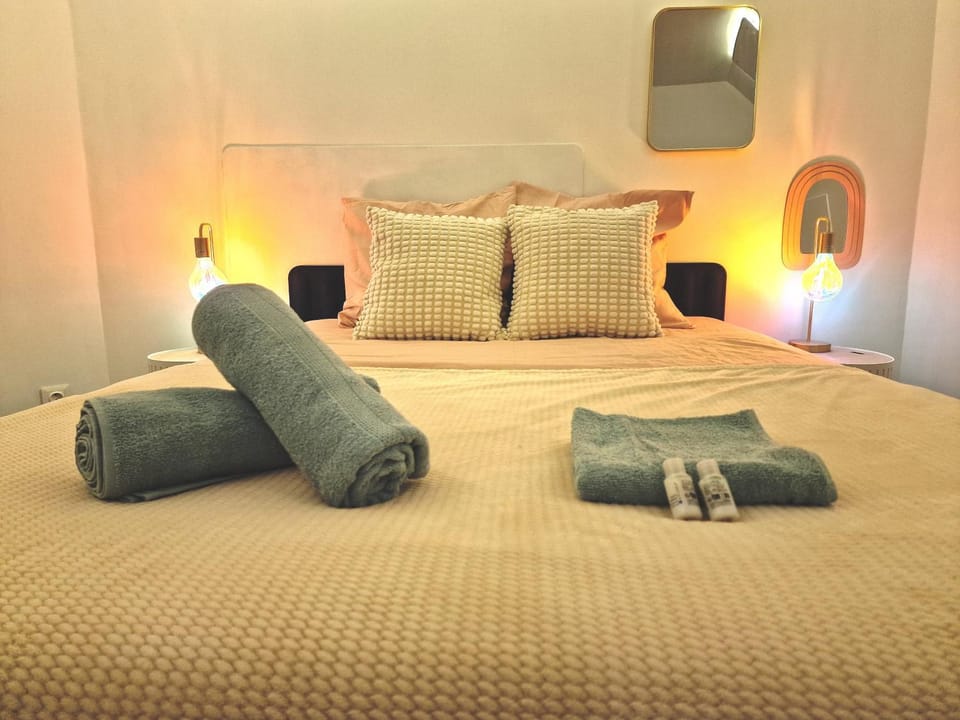 Bed, Photo of the whole room, Bedroom, towels