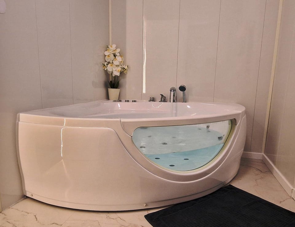 Hot Tub, Bath