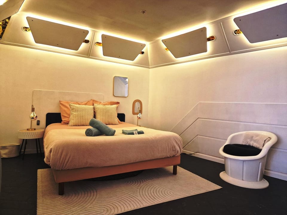 Bed, Photo of the whole room, Bedroom, towels