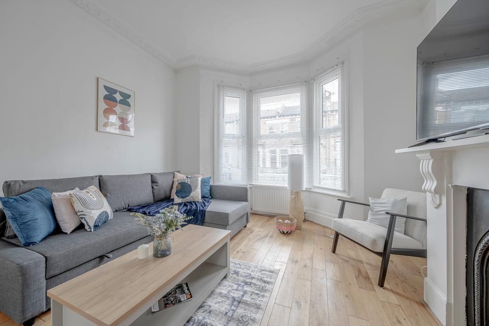 Stylish 4-Bed Brixton Home House in London