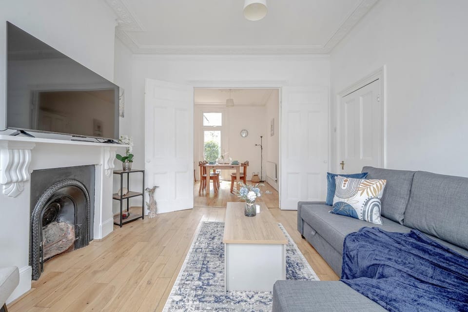 Stylish 4-Bed Brixton Home House in London