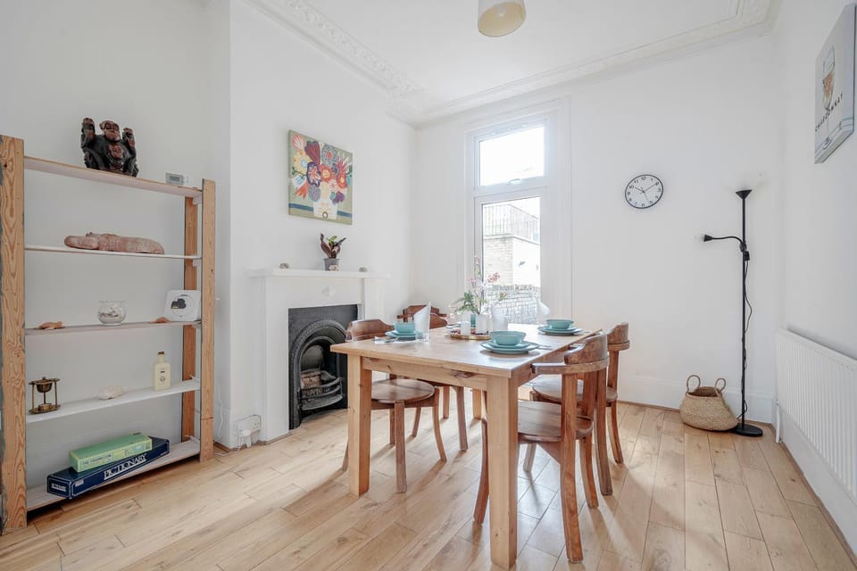 Stylish 4-Bed Brixton Home House in London
