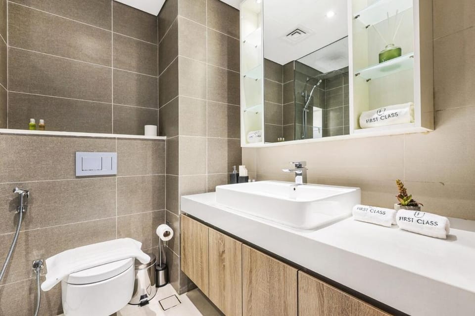 Stylish Dubai Marina 2BR with Balcony, Pool, Gym Walk to Marina Walk & JBR Apartment in Dubai