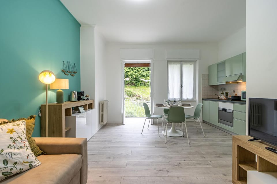 TV and multimedia, Kitchen or kitchenette, Living room, Seating area, Dining area