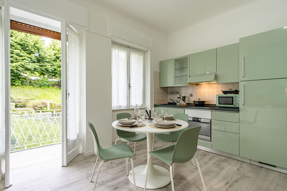 Kitchen or kitchenette, Dining area, stove