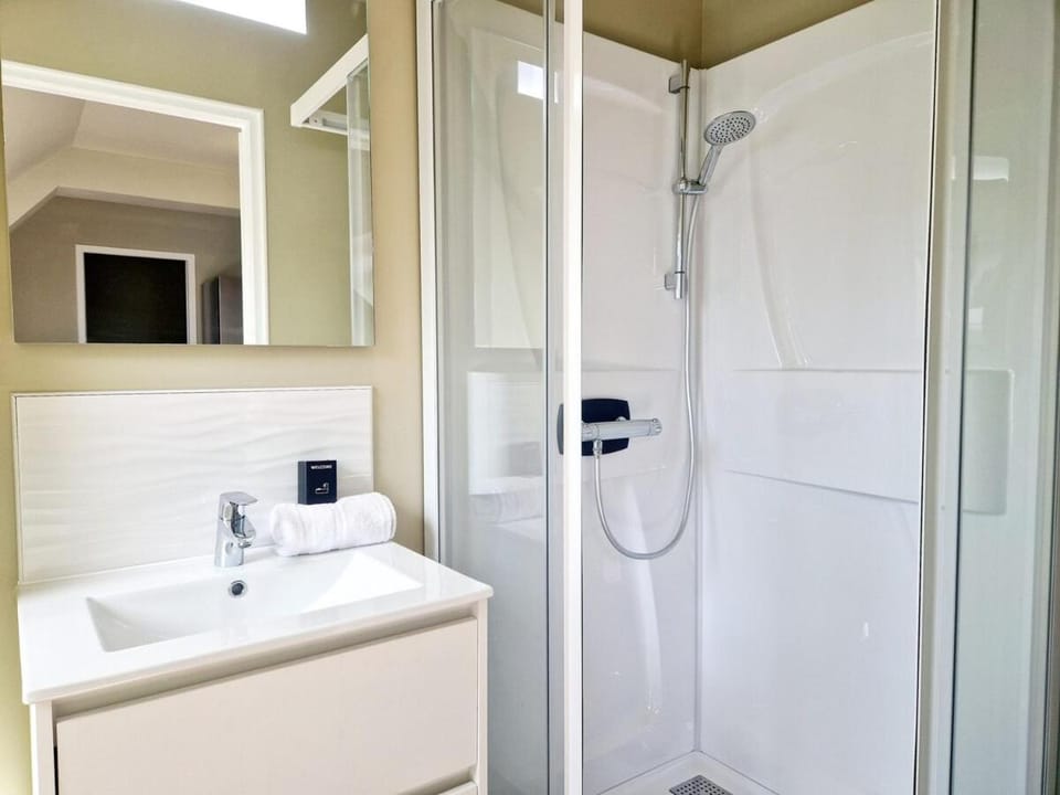 Shower, Bathroom, towels
