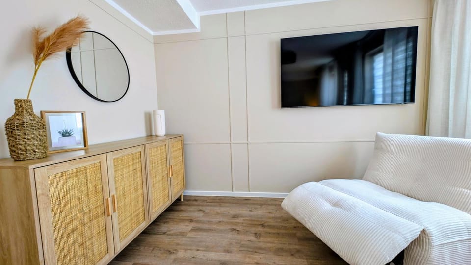 Photo of the whole room, Seating area, Bedroom