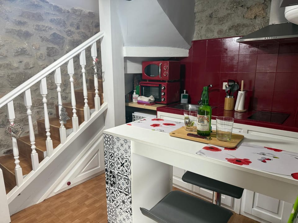 Coffee/tea facilities, Kitchen or kitchenette, Dining area, toaster