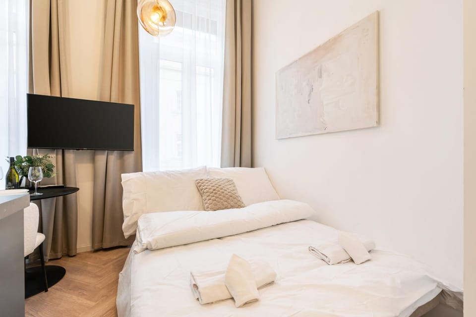 Bed, TV and multimedia, Living room, Photo of the whole room, Bedroom, towels