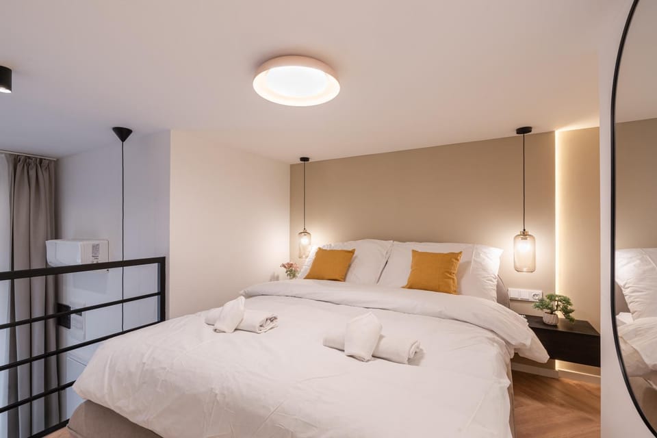 Bed, Photo of the whole room, Decorative detail, Bedroom, towels