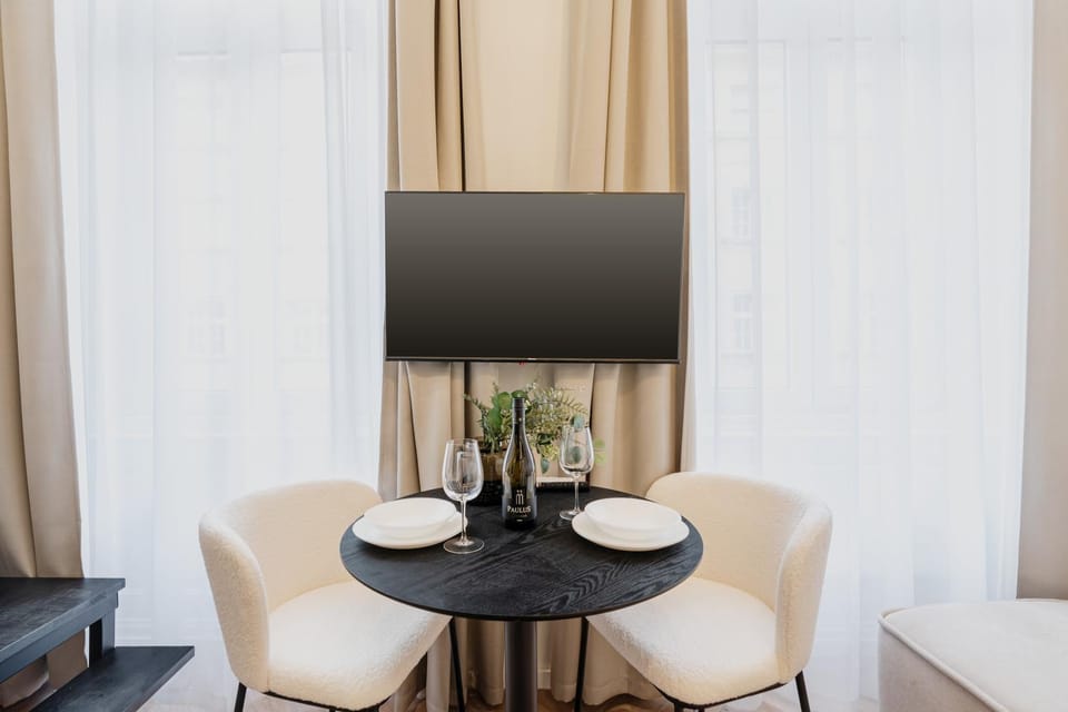 TV and multimedia, Living room, Seating area, Dining area