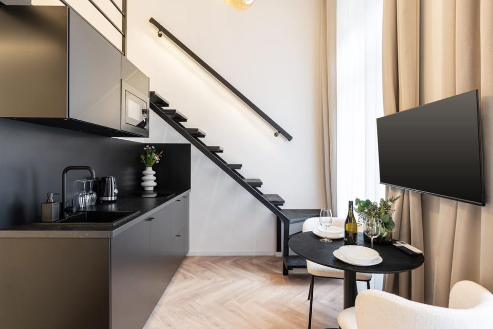 TV and multimedia, Kitchen or kitchenette, Photo of the whole room, Dining area, microwave