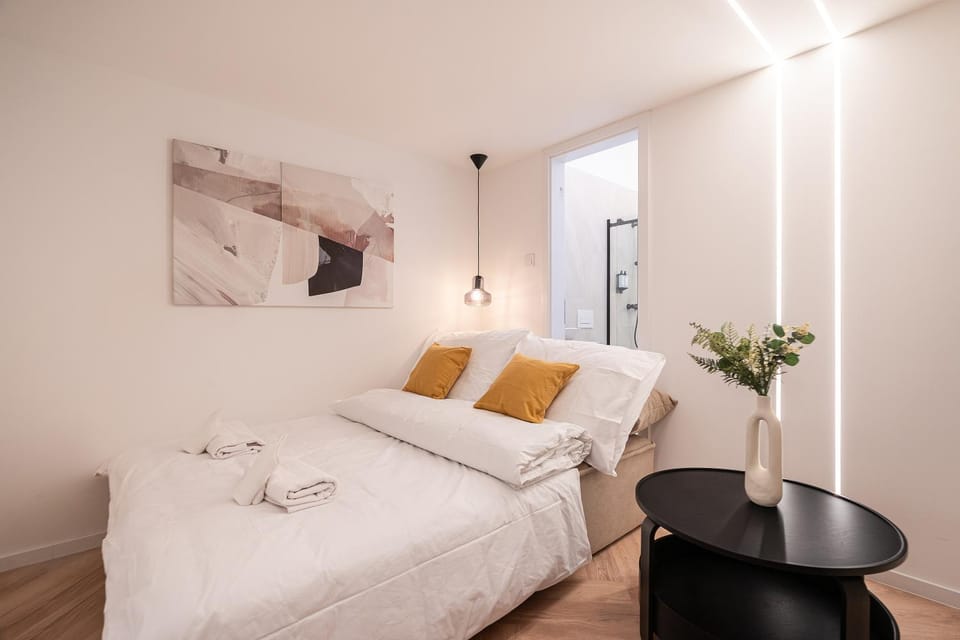 Bed, Living room, Photo of the whole room, Seating area, Bedroom, towels