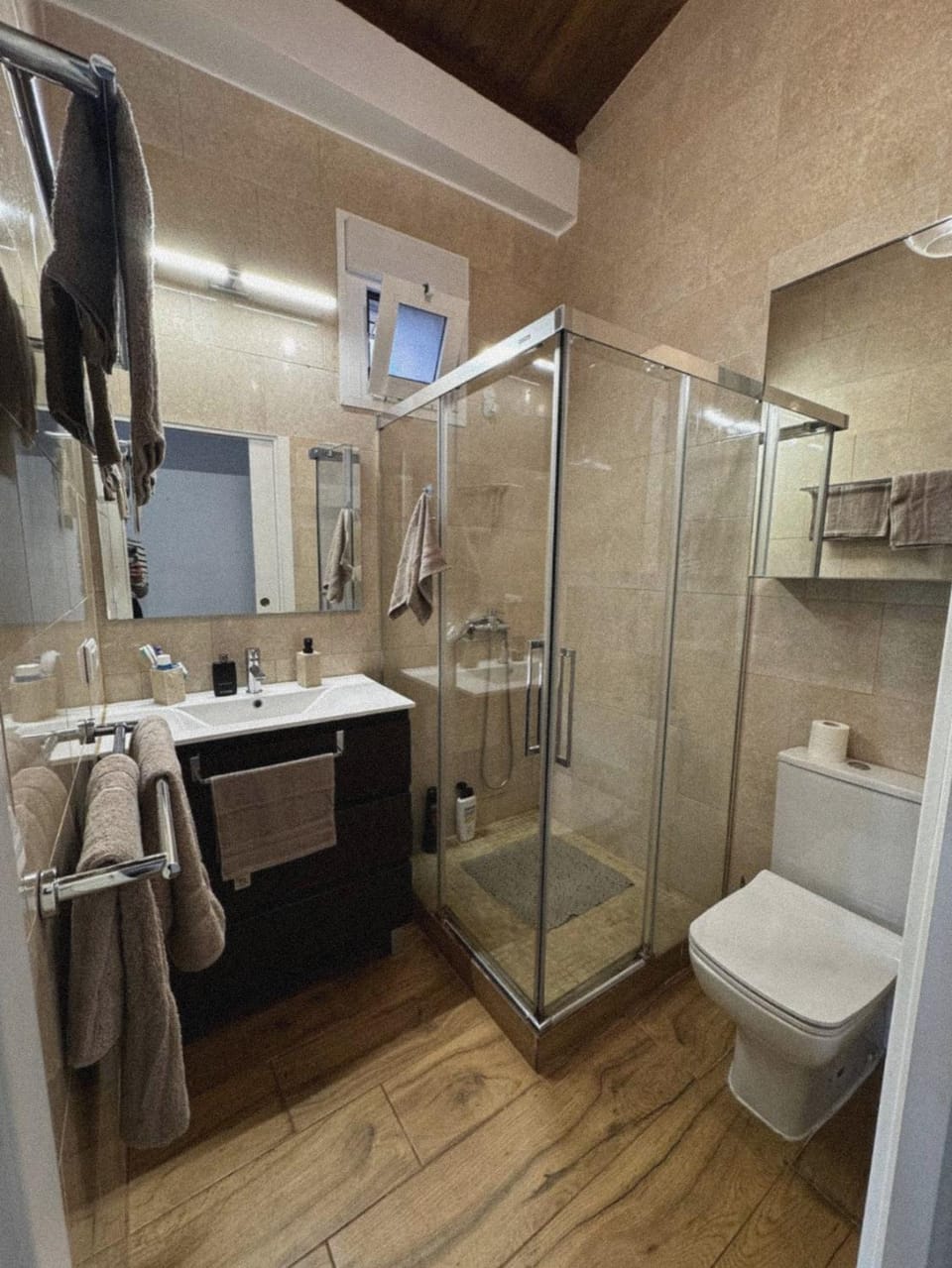 Shower, Toilet, Bathroom, towels