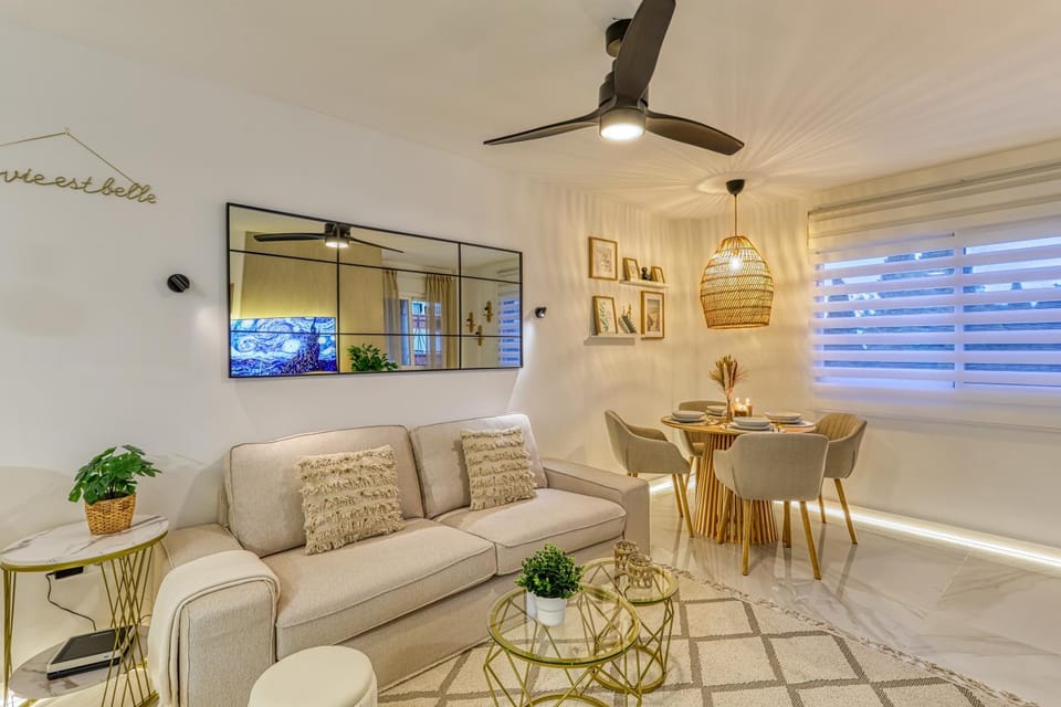 TV and multimedia, Seating area, fireplace