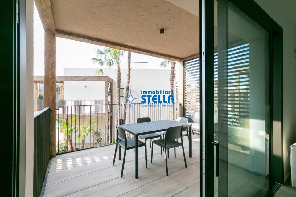 Property building, Balcony/Terrace, Balcony/Terrace