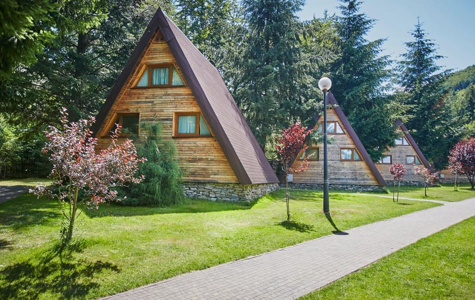 Property building, Facade/entrance, Neighbourhood, Natural landscape, Garden, Garden, Garden view, Mountain view, Mountain view