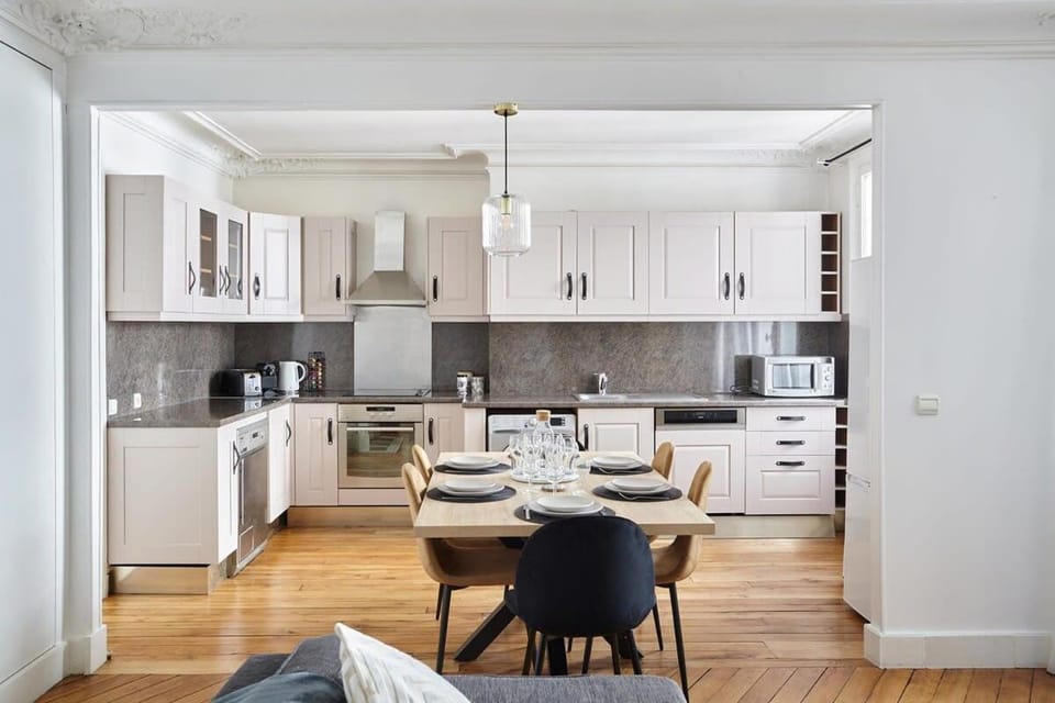 Kitchen or kitchenette, Dining area