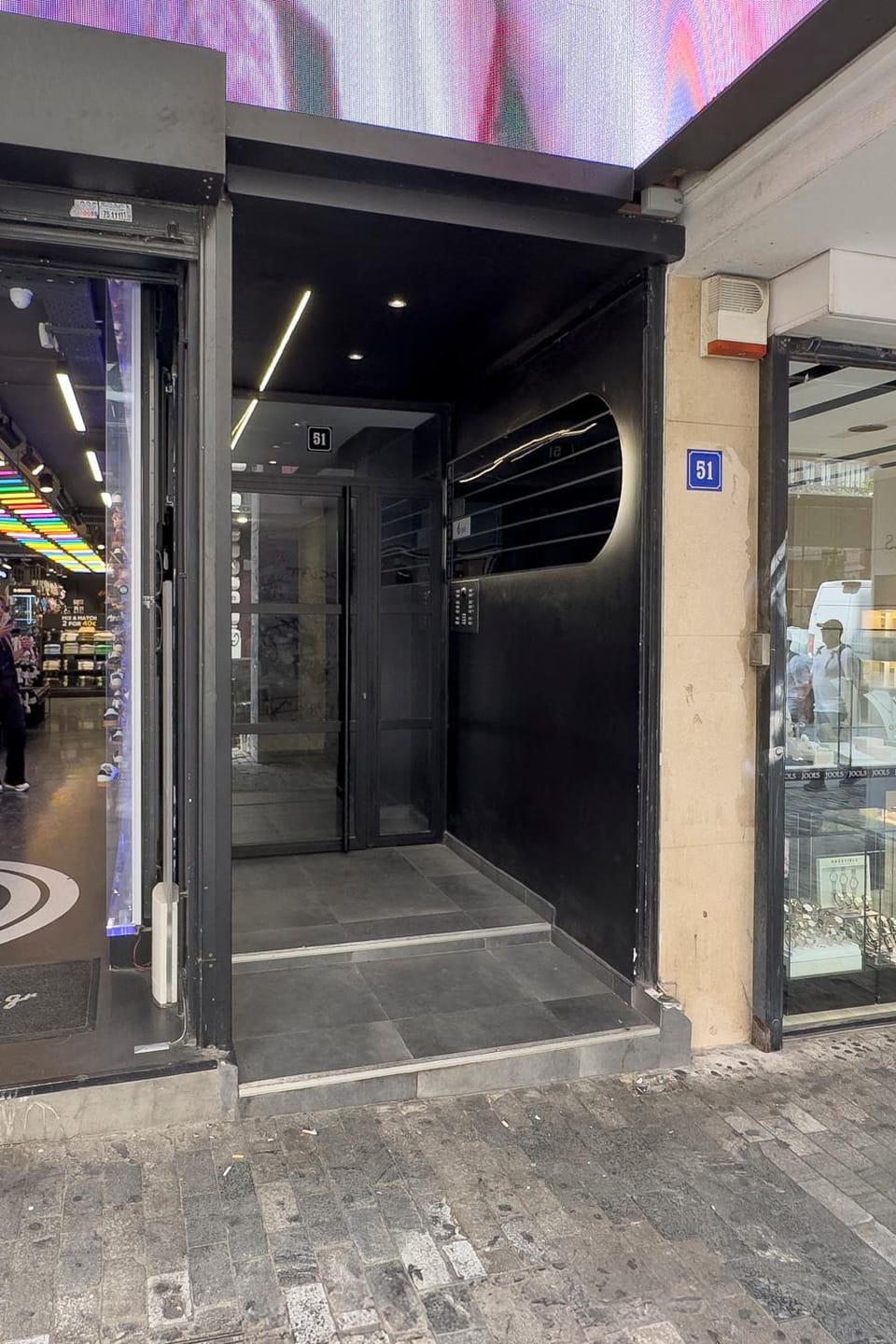 Facade/entrance
