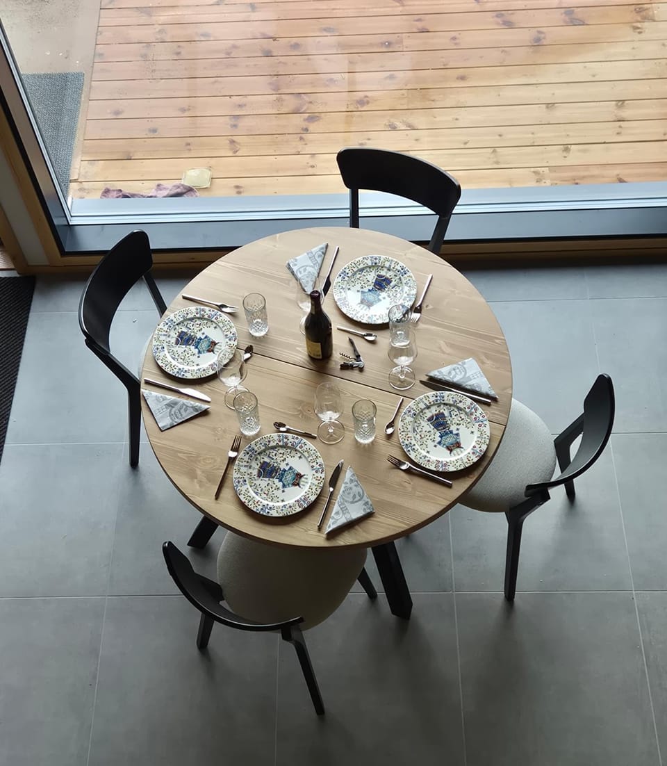 Living room, Food and drinks, Banquet/Function facilities, Seating area, Dining area, Food, Food