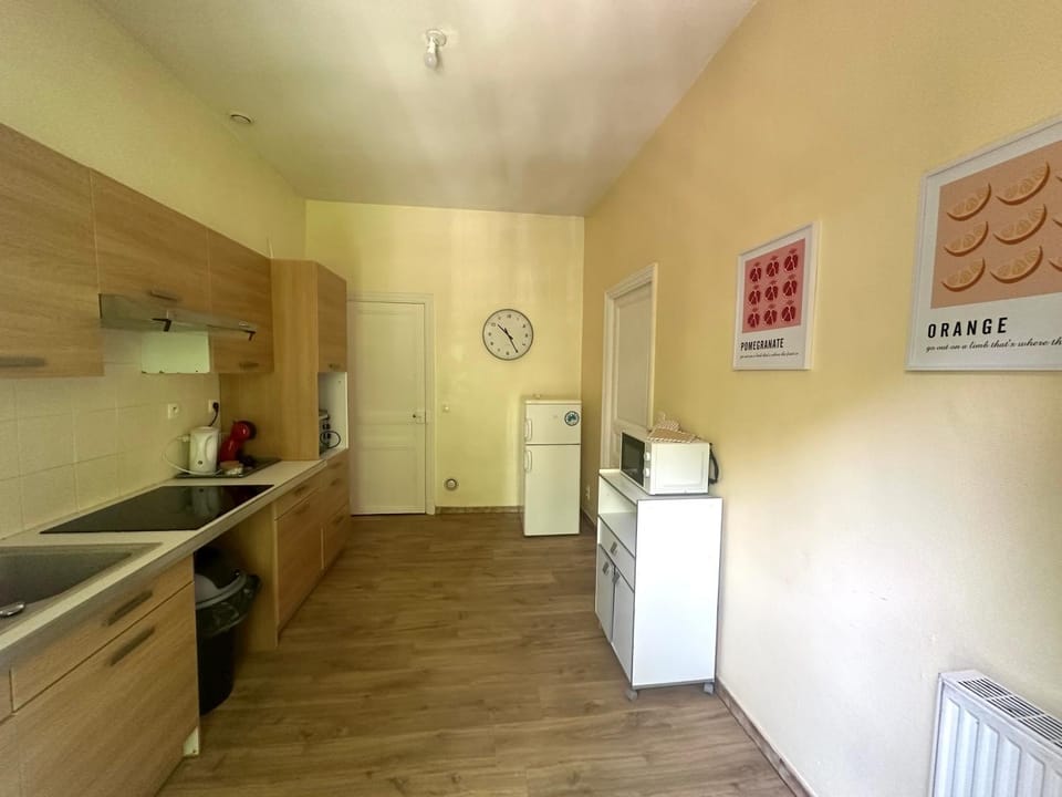 Kitchen or kitchenette, oven