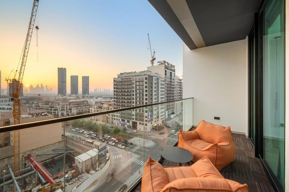 Bright 1BR Retreat with Pool Access Near The Palm & Dubai Marina Hotspots Apartment in Dubai