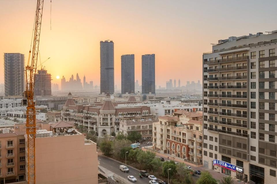 Bright 1BR Retreat with Pool Access Near The Palm & Dubai Marina Hotspots Apartment in Dubai