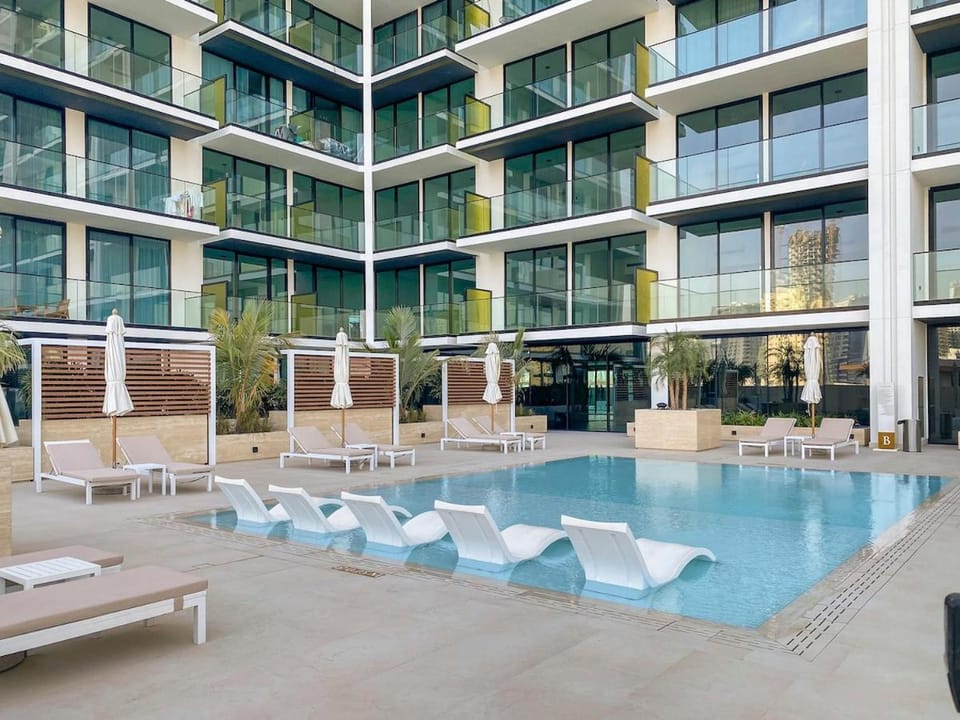 Bright 1BR Retreat with Pool Access Near The Palm & Dubai Marina Hotspots Apartment in Dubai
