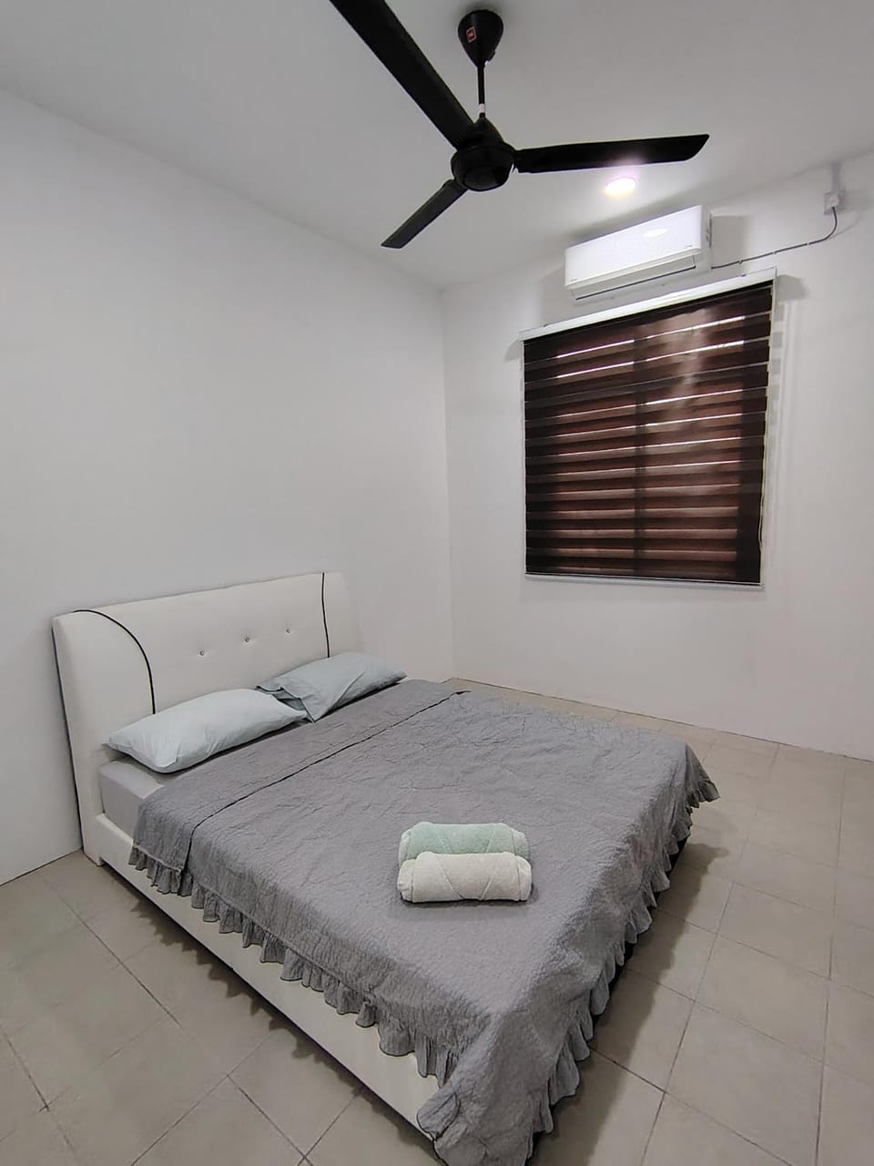Bed, Photo of the whole room, Bedroom, towels, air conditioner