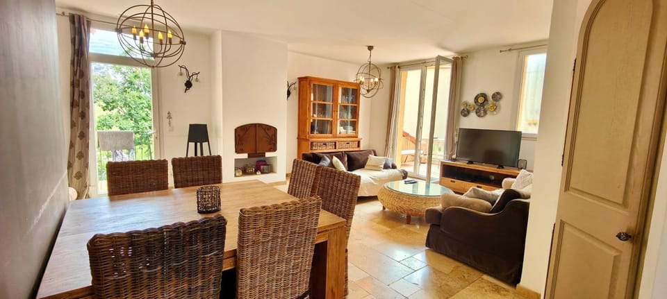 House 5p with garden and pool aircon House in Fréjus
