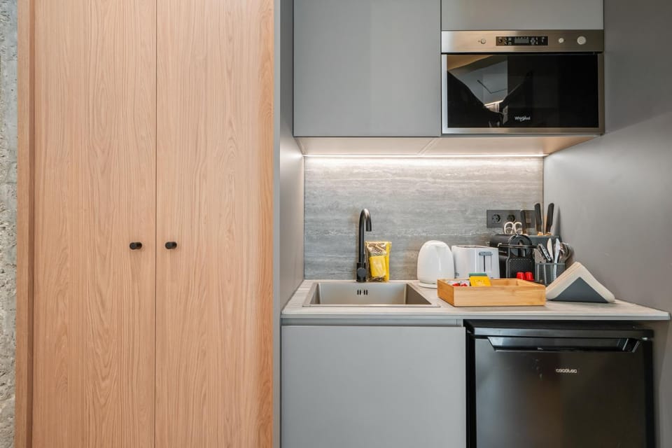Kitchen or kitchenette, oven, toaster