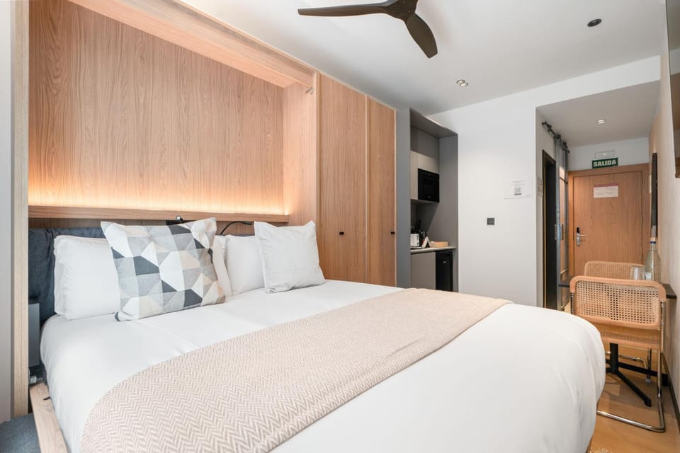 Bed, Photo of the whole room, wardrobe