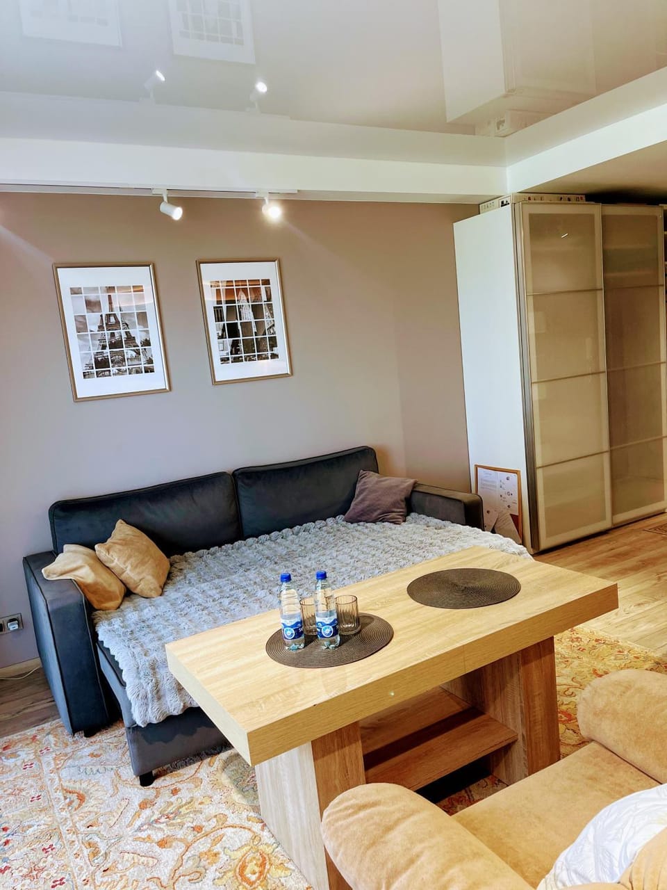 Seating area, Dining area