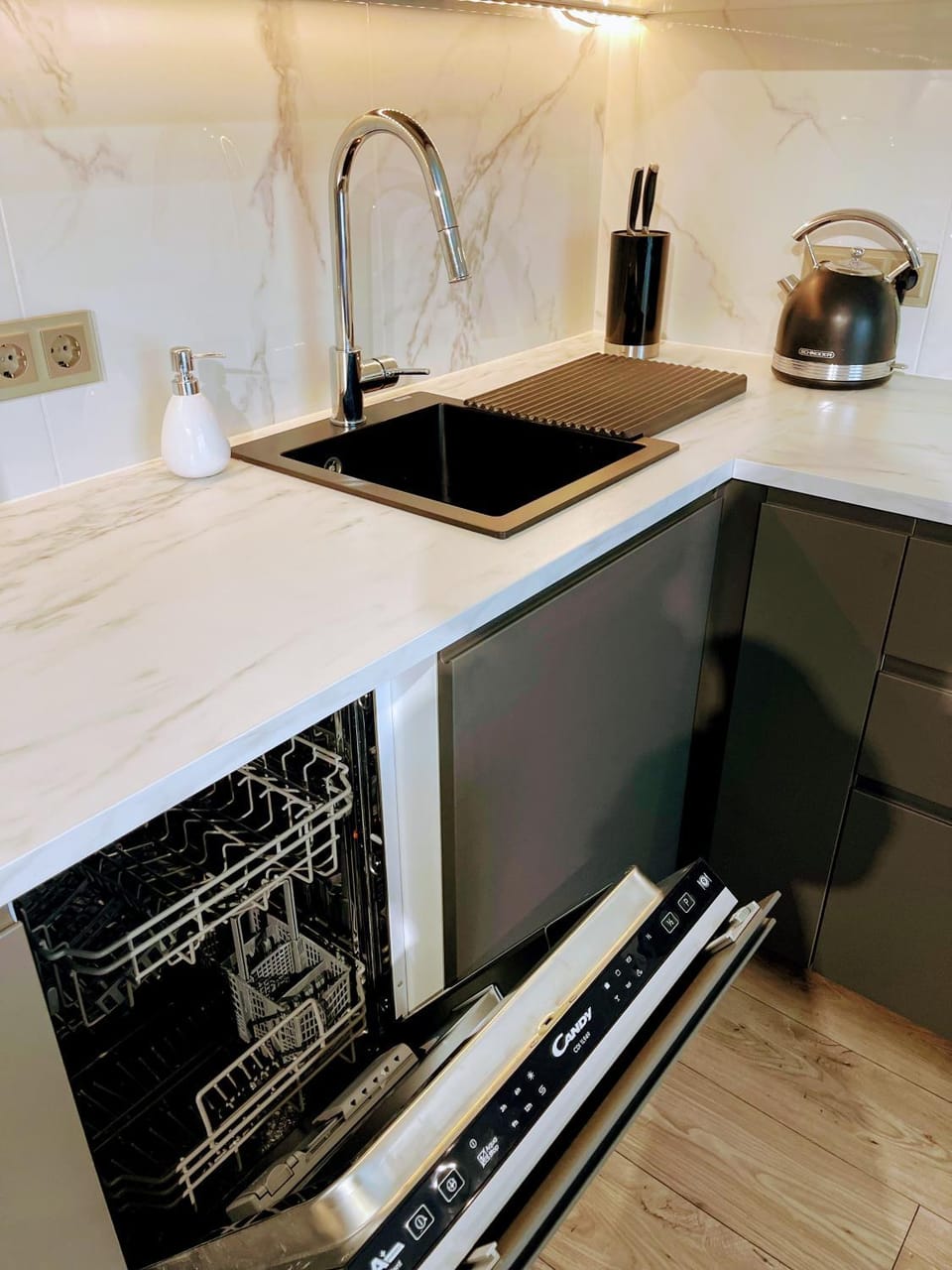 Kitchen or kitchenette, dishwasher